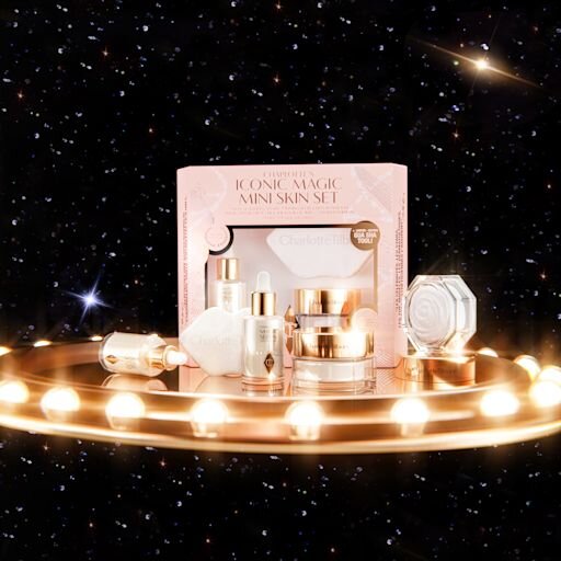 CHARLOTTES IKONISKE MAGIC MINI SKIN SET – HUDPLEJESÆT I REJSEFORMAT
