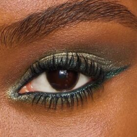 CHARLOTTES PALETTE MED SKØNHEDSFREMME ØJENTRENDS EMERALD EFFECT