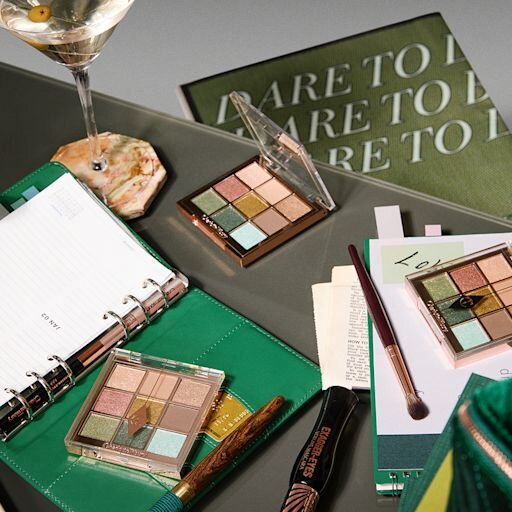 CHARLOTTES PALETTE MED SKØNHEDSFREMME ØJENTRENDS EMERALD EFFECT