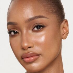 UNREAL SKIN SHEER GLOW TINT FUGTTILFØRENDE FOUNDATION-STICK 10 TAN