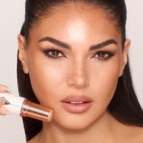 UNREAL SKIN SHEER GLOW TINT FUGTTILFØRENDE FOUNDATION-STICK 7,5 MEDIUM